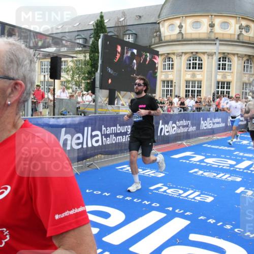 29.06.2025 - hella hamburg halbmarathon Michael Strokosch http://msf.ph/oto/8279043 29.06.2025 10:54:16 Ziel 3103, 3177, 3861, 3898, 5638, 6082, 6084, 6294, 6443, 7274, 8223, 8390, 9791, 12213, 13033, 13397, 13794, 15169, 15524, 16527, 16780, 17087 meine-sportfotos.de
