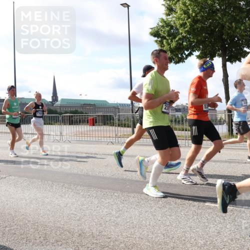 29.06.2025 - hella hamburg halbmarathon Lena Gebhardt http://msf.ph/oto/8279108 29.06.2025 09:58:00 Lombardsbrücke 17765, 17640, 530, 1034, 1094, 1179, 1190, 1193, 1258, 1320, 1321, 1335, 1422, 1563, 1870, 2070, 2138, 2397, 2417, 2444, 2448, 2488, 2612, 2636, 2711, 2946, 3058, 3091, 3114, 3251, 3999, 4261, 4379, 4814, 4903, 5032, 5093, 5305, 5672, 5775, 5820, 5907, 6164, 6355, 6356, 6374, 6569, 6580, 6585, 6628, 6754, 6776, 7065, 7134, 7409, 7478, 7509, 7594, 7646, 7724, 7896, 7930, 7932, 7952, 7973, 7976, 8508 meine-sportfotos.de