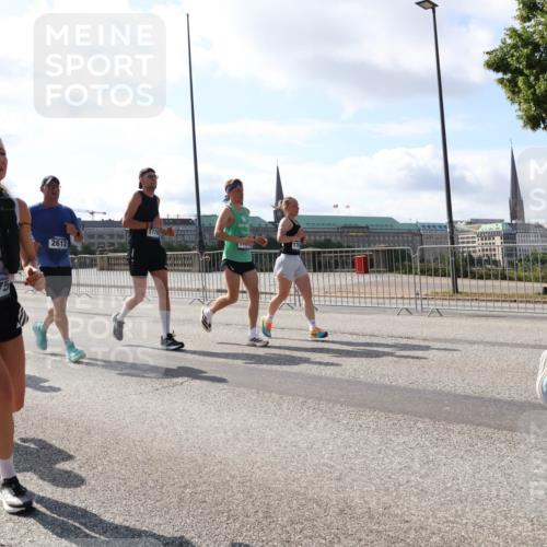 29.06.2025 - hella hamburg halbmarathon Lena Gebhardt http://msf.ph/oto/8279150 29.06.2025 09:58:00 Lombardsbrücke 11310, 775, 2612, 1034, 1094, 1179, 1190, 1193, 1258, 1320, 1321, 1335, 1422, 1563, 1870, 2070, 2138, 2397, 2417, 2444, 2448, 2488, 2612, 2636, 2711, 2946, 3058, 3091, 3114, 3251, 3999, 4261, 4379, 4814, 4903, 5032, 5093, 5305, 5672, 5775, 5820, 5907, 6164, 6355, 6356, 6374, 6569, 6580, 6585, 6628, 6754, 6776, 7065, 7134, 7409, 7478, 7509, 7594, 7646, 7724, 7896, 7930, 7932, 7952, 7973, 7976, 8508 meine-sportfotos.de