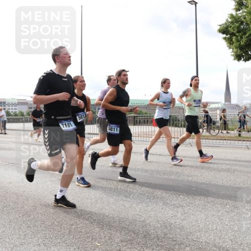 29.06.2025 - hella hamburg halbmarathon Lena Gebhardt http://msf.ph/oto/8279171 29.06.2025 10:20:25 Lombardsbrücke 7101, 5812, 5811, 937, 13013, 1011, 1046, 1069, 1110, 1115, 1471, 1474, 2053, 2064, 2478, 2834, 3278, 3434, 3733, 3781, 3842, 4154, 4166, 4288, 4422, 4539, 4585, 4614, 4737, 4739, 4754, 4869, 5181, 5397, 5556, 5625, 5659, 5811, 5812, 5831, 5937, 6951, 7018, 7101, 7131, 7519, 7739, 7744, 7808, 8025, 8387, 8462, 8588, 8738, 9136, 9196, 9722, 9735, 9873, 10041, 10414, 10550, 10595, 10613, 10622, 10647, 10701, 10754, 11028, 11100, 11603, 11835, 11995 meine-sportfotos.de