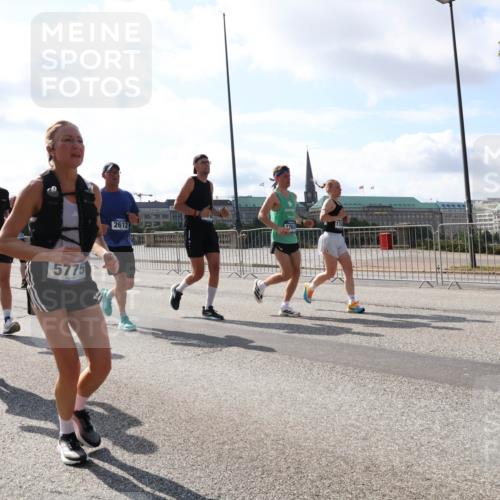 29.06.2025 - hella hamburg halbmarathon Lena Gebhardt http://msf.ph/oto/8279205 29.06.2025 09:58:00 Lombardsbrücke 11310, 5775, 2612, 1764, 1034, 1094, 1179, 1190, 1193, 1258, 1320, 1321, 1335, 1422, 1563, 1870, 2070, 2138, 2397, 2417, 2444, 2448, 2488, 2612, 2636, 2711, 2946, 3058, 3091, 3114, 3251, 3999, 4261, 4379, 4814, 4903, 5032, 5093, 5305, 5672, 5775, 5820, 5907, 6164, 6355, 6356, 6374, 6569, 6580, 6585, 6628, 6754, 6776, 7065, 7134, 7409, 7478, 7509, 7594, 7646, 7724, 7896, 7930, 7932, 7952, 7973, 7976, 8508 meine-sportfotos.de