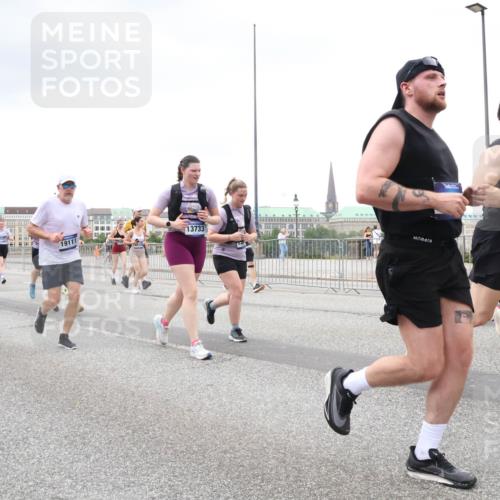 29.06.2025 - hella hamburg halbmarathon Lena Gebhardt http://msf.ph/oto/8279211 29.06.2025 10:54:51 Lombardsbrücke 2586, 19111, 13733, 1321, 1198, 1949, 2084, 2244, 2532, 2566, 2586, 2632, 3002, 3274, 3761, 3795, 3857, 4191, 4192, 4971, 5185, 5216, 5392, 5500, 5727, 5882, 5933, 5993, 6023, 6279, 6839, 6944, 6982, 7238, 7986, 8012, 8186, 9130, 9521, 9596, 10109, 10331, 10471, 10686, 11033, 11226, 11287, 11567, 11569, 11737, 11788, 11908, 12147, 12148, 12240, 12268, 12270, 12930, 13272, 13283, 13548, 13944, 13945, 13979, 13980, 14515 meine-sportfotos.de