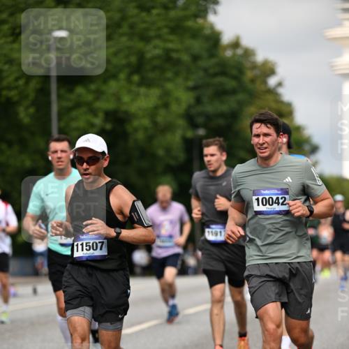 29.06.2025 - hella hamburg halbmarathon Dr. Thomas Lammeyer http://msf.ph/oto/8279250 29.06.2025 10:15:44 Kennedybrücke 1062, 1166, 1790, 2661, 3837, 4227, 5254, 7370, 7474, 7571, 8368, 9254, 10042, 10428 meine-sportfotos.de