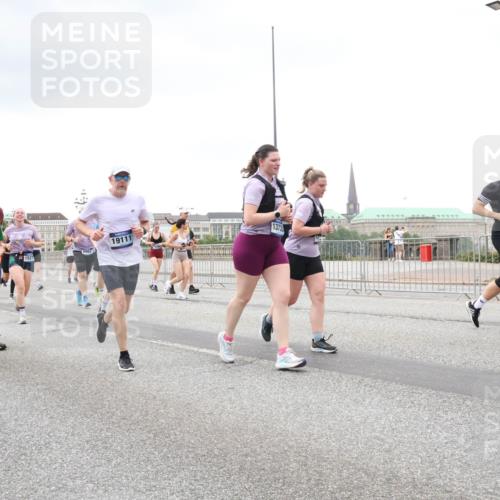 29.06.2025 - hella hamburg halbmarathon Lena Gebhardt http://msf.ph/oto/8279254 29.06.2025 10:54:51 Lombardsbrücke 521, 2586, 1527, 19111, 1373, 1198, 1949, 2084, 2244, 2532, 2566, 2586, 2632, 3002, 3274, 3761, 3795, 3857, 4191, 4192, 4971, 5185, 5216, 5392, 5500, 5727, 5882, 5933, 5993, 6023, 6279, 6839, 6944, 6982, 7238, 7986, 8012, 8186, 9130, 9521, 9596, 10109, 10331, 10471, 10686, 11033, 11226, 11287, 11567, 11569, 11737, 11788, 11908, 12147, 12148, 12240, 12268, 12270, 12930, 13272, 13283, 13548, 13944, 13945, 13979, 13980, 14515 meine-sportfotos.de