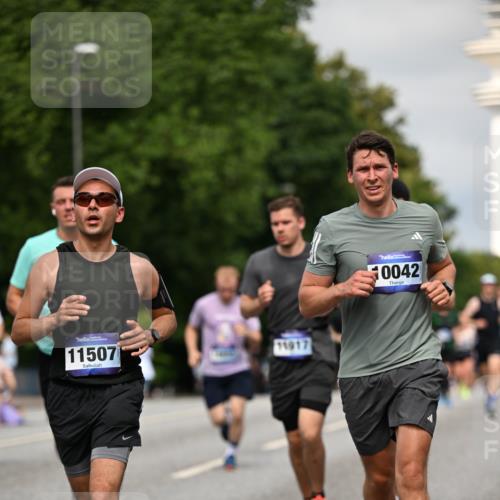 29.06.2025 - hella hamburg halbmarathon Dr. Thomas Lammeyer http://msf.ph/oto/8279302 29.06.2025 10:15:44 Kennedybrücke 1062, 1166, 1790, 2661, 3837, 4227, 5254, 7370, 7474, 7571, 8368, 9254, 10042, 10428 meine-sportfotos.de