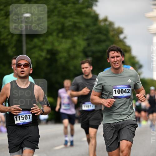 29.06.2025 - hella hamburg halbmarathon Dr. Thomas Lammeyer http://msf.ph/oto/8279321 29.06.2025 10:15:44 Kennedybrücke 1062, 1166, 1790, 2661, 3837, 4227, 5254, 7370, 7474, 7571, 8368, 9254, 10042, 10428 meine-sportfotos.de