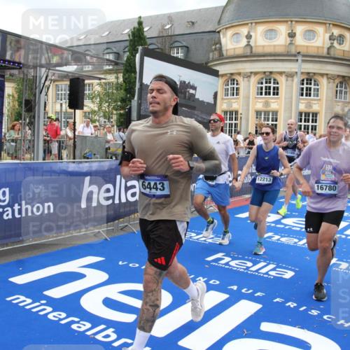 29.06.2025 - hella hamburg halbmarathon Michael Strokosch http://msf.ph/oto/8279327 29.06.2025 10:54:18 Ziel 3103, 3177, 3861, 3898, 6082, 6084, 6443, 7274, 8223, 9791, 11430, 12213, 13033, 13794, 13803, 15169, 15524, 16527, 16574, 16750, 16780, 17087 meine-sportfotos.de