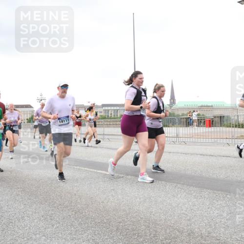 29.06.2025 - hella hamburg halbmarathon Lena Gebhardt http://msf.ph/oto/8279350 29.06.2025 10:54:51 Lombardsbrücke 121, 286, 1527, 19111, 1198, 1949, 2084, 2244, 2532, 2566, 2586, 2632, 3002, 3274, 3761, 3795, 3857, 4191, 4192, 4971, 5185, 5216, 5392, 5500, 5727, 5882, 5933, 5993, 6023, 6279, 6839, 6944, 6982, 7238, 7986, 8012, 8186, 9130, 9521, 9596, 10109, 10331, 10471, 10686, 11033, 11226, 11287, 11567, 11569, 11737, 11788, 11908, 12147, 12148, 12240, 12268, 12270, 12930, 13272, 13283, 13548, 13944, 13945, 13979, 13980, 14515 meine-sportfotos.de