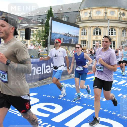 29.06.2025 - hella hamburg halbmarathon Michael Strokosch http://msf.ph/oto/8279372 29.06.2025 10:54:18 Ziel 3103, 3177, 3861, 3898, 6082, 6084, 6443, 7274, 8223, 9791, 11430, 12213, 13033, 13794, 13803, 15169, 15524, 16527, 16574, 16750, 16780, 17087 meine-sportfotos.de