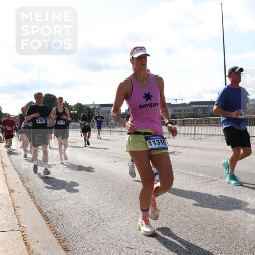 29.06.2025 - hella hamburg halbmarathon Lena Gebhardt http://msf.ph/oto/8279393 29.06.2025 09:58:01 Lombardsbrücke 3251, 58, 150, 3114, 11310, 512, 1034, 1094, 1179, 1190, 1258, 1320, 1321, 1335, 1422, 1563, 1870, 2034, 2070, 2138, 2397, 2417, 2448, 2488, 2612, 2636, 2711, 2946, 3058, 3091, 3114, 3251, 3999, 4261, 4379, 4814, 4903, 5032, 5093, 5305, 5672, 5775, 5820, 5907, 6164, 6355, 6356, 6374, 6569, 6580, 6585, 6628, 6754, 6776, 7065, 7134, 7409, 7478, 7509, 7594, 7646, 7724, 7896, 7930, 7932, 7952, 7973, 7976, 8508, 8590, 9057, 9656 meine-sportfotos.de