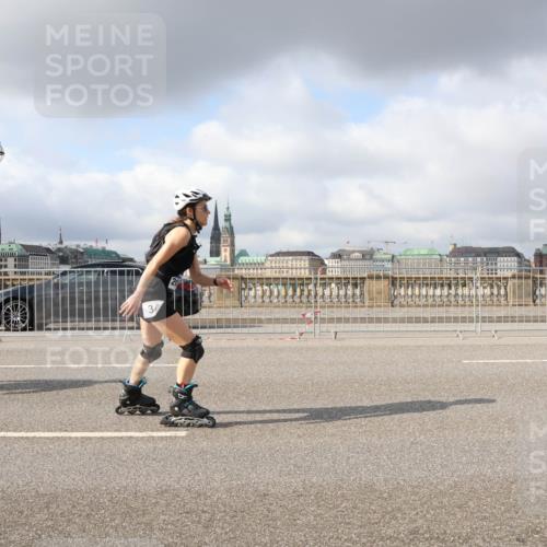 29.06.2025 - hella hamburg halbmarathon Lena Gebhardt http://msf.ph/oto/8279405 29.06.2025 09:05:02 Lombardsbrücke  meine-sportfotos.de