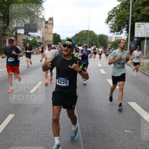 29.06.2025 - hella hamburg halbmarathon Yannick Fuchs http://msf.ph/oto/8279446 29.06.2025 10:37:23 20KM 1353, 1675, 1735, 2653, 4229, 4235, 5011, 5124, 5477, 7035, 7734, 9364, 9371, 9534, 9833, 10251, 11177, 11907, 12839, 13746, 13807, 14226, 14447, 14560, 14813, 15255, 15297, 15301, 15328, 15535, 15706, 15851, 15921, 16333, 16677, 17177, 17733, 17911, 18004, 18274, 18275, 18304, 18632, 18659, 18680, 18987 meine-sportfotos.de