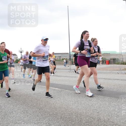 29.06.2025 - hella hamburg halbmarathon Lena Gebhardt http://msf.ph/oto/8279471 29.06.2025 10:54:51 Lombardsbrücke 2586, 19111, 13733, 138, 1198, 1949, 2084, 2244, 2532, 2566, 2586, 2632, 3002, 3274, 3761, 3795, 3857, 4191, 4192, 4971, 5185, 5216, 5392, 5500, 5727, 5882, 5933, 5993, 6023, 6279, 6839, 6944, 6982, 7238, 7986, 8012, 8186, 9130, 9521, 9596, 10109, 10331, 10471, 10686, 11033, 11226, 11287, 11567, 11569, 11737, 11788, 11908, 12147, 12148, 12240, 12268, 12270, 12930, 13272, 13283, 13548, 13944, 13945, 13979, 13980, 14515 meine-sportfotos.de