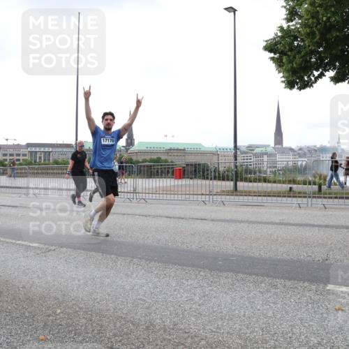 29.06.2025 - hella hamburg halbmarathon Lena Gebhardt http://msf.ph/oto/8279475 29.06.2025 10:46:29 Lombardsbrücke 1371, 1375, 1429, 1465, 1532, 1608, 1837, 1999, 2162, 2423, 2500, 2697, 2773, 2813, 2951, 3277, 3406, 3410, 3469, 3734, 4119, 4202, 4223, 4296, 4342, 4355, 4448, 4604, 5697, 5700, 5703, 5769, 5770, 5854, 5892, 6068, 6124, 6161, 6392, 7303, 7364, 7368, 7374, 7767, 7894, 7960, 7983, 8047, 8477, 8551, 8700, 9129, 9337, 9426, 9445, 9691, 10153, 10230, 11358, 11361, 11876, 11910, 12298, 12333, 12507, 12522, 13969, 14261, 15852, 16882, 16987 meine-sportfotos.de