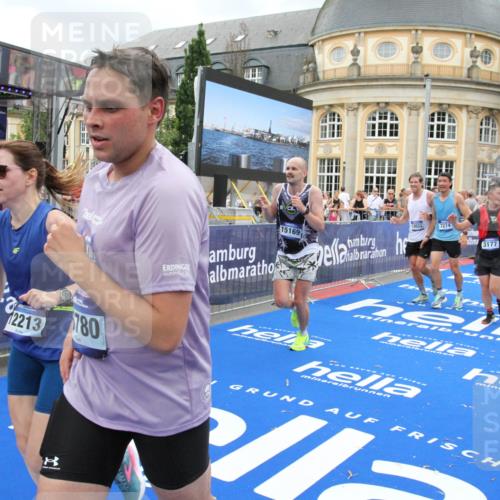 29.06.2025 - hella hamburg halbmarathon Michael Strokosch http://msf.ph/oto/8279531 29.06.2025 10:54:19 Ziel 3103, 3177, 3861, 3898, 6082, 6084, 6443, 7274, 8223, 11430, 12213, 13033, 13803, 15169, 15524, 16527, 16574, 16750, 16780, 16879, 17087 meine-sportfotos.de