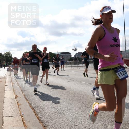 29.06.2025 - hella hamburg halbmarathon Lena Gebhardt http://msf.ph/oto/8279606 29.06.2025 09:58:01 Lombardsbrücke 3251, 3114, 7001, 11310, 1034, 1094, 1179, 1190, 1258, 1320, 1321, 1335, 1422, 1563, 1870, 2034, 2070, 2138, 2397, 2417, 2448, 2488, 2612, 2636, 2711, 2946, 3058, 3091, 3114, 3251, 3999, 4261, 4379, 4814, 4903, 5032, 5093, 5305, 5672, 5775, 5820, 5907, 6164, 6355, 6356, 6374, 6569, 6580, 6585, 6628, 6754, 6776, 7065, 7134, 7409, 7478, 7509, 7594, 7646, 7724, 7896, 7930, 7932, 7952, 7973, 7976, 8508, 8590, 9057, 9656 meine-sportfotos.de