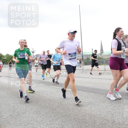 29.06.2025 - hella hamburg halbmarathon Lena Gebhardt http://msf.ph/oto/8279656 29.06.2025 10:54:52 Lombardsbrücke 2586, 1527, 119, 6982, 19111, 13739, 1198, 1949, 2084, 2244, 2452, 2532, 2566, 2586, 2632, 3002, 3274, 3761, 3795, 3857, 4191, 4192, 4971, 5185, 5216, 5392, 5500, 5727, 5882, 5933, 5993, 6023, 6279, 6395, 6396, 6839, 6944, 6982, 7238, 7986, 8012, 8186, 9130, 9521, 9596, 10109, 10331, 10471, 10686, 11033, 11226, 11287, 11567, 11569, 11737, 11788, 11908, 12147, 12148, 12240, 12268, 12270, 12930, 13272, 13283, 13548, 13944, 13945, 13979, 13980, 14515 meine-sportfotos.de