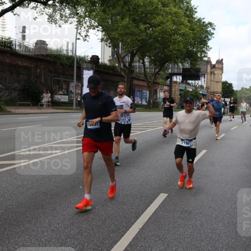 29.06.2025 - hella hamburg halbmarathon Yannick Fuchs http://msf.ph/oto/8279731 29.06.2025 10:37:24 20KM 1353, 1675, 1735, 2653, 4229, 4235, 5011, 5124, 5477, 9364, 9371, 9534, 9833, 10099, 10251, 11177, 11907, 12723, 12839, 13746, 13807, 14226, 14447, 14560, 14813, 15255, 15297, 15301, 15328, 15535, 15706, 15851, 15921, 16333, 16677, 17177, 17733, 17911, 18004, 18274, 18275, 18304, 18632, 18659, 18680, 18987 meine-sportfotos.de