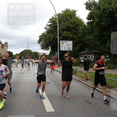 29.06.2025 - hella hamburg halbmarathon Yannick Fuchs http://msf.ph/oto/8279764 29.06.2025 10:49:39 20KM 1179, 1193, 1834, 2612, 3037, 3058, 3668, 4249, 4951, 5643, 5672, 6569, 6591, 6924, 7147, 7221, 7594, 7976, 8255, 8573, 8691, 9361, 9562, 10582, 11039, 11231, 12196, 12545, 13234, 13236, 13470, 13474, 14365, 15184, 15300, 15484, 15584, 15818, 15884, 16176, 16213, 16401, 16521, 16786, 17133, 17259, 17615, 17640, 17642, 17734, 17940, 18064, 18212, 18290, 18340, 18495, 18741, 18746, 18835, 19047, 19120, 19152 meine-sportfotos.de