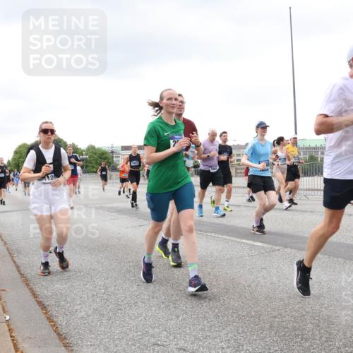 29.06.2025 - hella hamburg halbmarathon Lena Gebhardt http://msf.ph/oto/8279779 29.06.2025 10:54:52 Lombardsbrücke 5882, 12271, 1911, 1198, 1949, 2084, 2244, 2452, 2532, 2566, 2586, 2632, 3002, 3274, 3761, 3795, 3857, 4191, 4192, 4971, 5185, 5216, 5392, 5500, 5727, 5882, 5933, 5993, 6023, 6279, 6395, 6396, 6839, 6944, 6982, 7238, 7986, 8012, 8186, 9130, 9521, 9596, 10109, 10331, 10471, 10686, 11033, 11226, 11287, 11567, 11569, 11737, 11788, 11908, 12147, 12148, 12240, 12268, 12270, 12930, 13272, 13283, 13548, 13944, 13945, 13979, 13980, 14515 meine-sportfotos.de