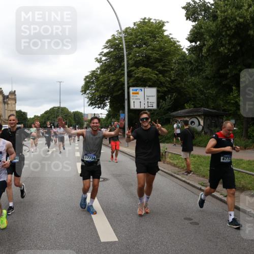29.06.2025 - hella hamburg halbmarathon Yannick Fuchs http://msf.ph/oto/8279786 29.06.2025 10:49:39 20KM 1179, 1193, 1834, 2612, 3037, 3058, 3668, 4249, 4951, 5643, 5672, 6569, 6591, 6924, 7147, 7221, 7594, 7976, 8255, 8573, 8691, 9361, 9562, 10582, 11039, 11231, 12196, 12545, 13234, 13236, 13470, 13474, 14365, 15184, 15300, 15484, 15584, 15818, 15884, 16176, 16213, 16401, 16521, 16786, 17133, 17259, 17615, 17640, 17642, 17734, 17940, 18064, 18212, 18290, 18340, 18495, 18741, 18746, 18835, 19047, 19120, 19152 meine-sportfotos.de