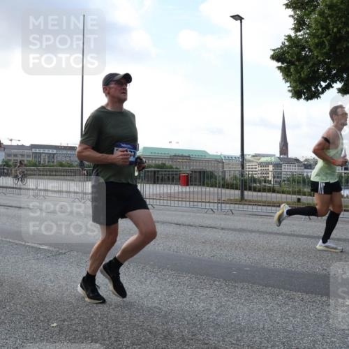 29.06.2025 - hella hamburg halbmarathon Lena Gebhardt http://msf.ph/oto/8279792 29.06.2025 09:45:31 Lombardsbrücke 4679, 57, 1686, 1707, 1758, 1990, 2689, 2746, 3043, 4050, 4129, 4679, 4698, 4749, 5070, 5328, 5550, 5746, 5826, 6358, 6781, 7272, 7389, 7481, 7651, 7723, 7965, 8190, 8209, 8883, 9137, 9381, 9571, 9634, 10017, 10171, 10486, 10876, 11120, 11169, 11413, 11857, 12049, 12234, 12308, 12595, 12691, 12900, 12988, 13066, 13618, 14028, 14140, 14289, 15672, 15883, 16157, 16713, 16818, 17428 meine-sportfotos.de