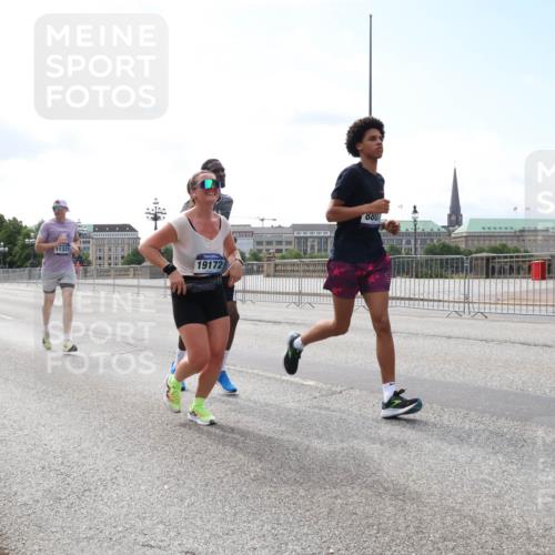 29.06.2025 - hella hamburg halbmarathon Lena Gebhardt http://msf.ph/oto/8279802 29.06.2025 10:11:34 Lombardsbrücke 1328, 1531, 1723, 1866, 1992, 3363, 3837, 4227, 5254, 5379, 5605, 7271, 7571, 8115, 8171, 8206, 8207, 8368, 8561, 8807, 8810, 9119, 9428, 10196, 10372, 10428, 11149, 11321, 11507, 11755, 12286, 12473, 13177, 13203, 13603, 13939, 14008, 14149, 14384, 15009, 15252, 15797, 15908, 15945, 16383, 17080, 17142, 17638, 17774, 17787, 17866, 18278, 18382, 19172, 19241 meine-sportfotos.de