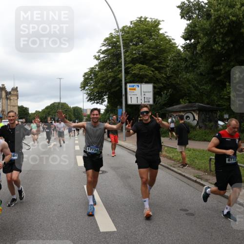 29.06.2025 - hella hamburg halbmarathon Yannick Fuchs http://msf.ph/oto/8279842 29.06.2025 10:49:39 20KM 1179, 1193, 1834, 2612, 3037, 3058, 3668, 4249, 4951, 5643, 5672, 6569, 6591, 6924, 7147, 7221, 7594, 7976, 8255, 8573, 8691, 9361, 9562, 10582, 11039, 11231, 12196, 12545, 13234, 13236, 13470, 13474, 14365, 15184, 15300, 15484, 15584, 15818, 15884, 16176, 16213, 16401, 16521, 16786, 17133, 17259, 17615, 17640, 17642, 17734, 17940, 18064, 18212, 18290, 18340, 18495, 18741, 18746, 18835, 19047, 19120, 19152 meine-sportfotos.de