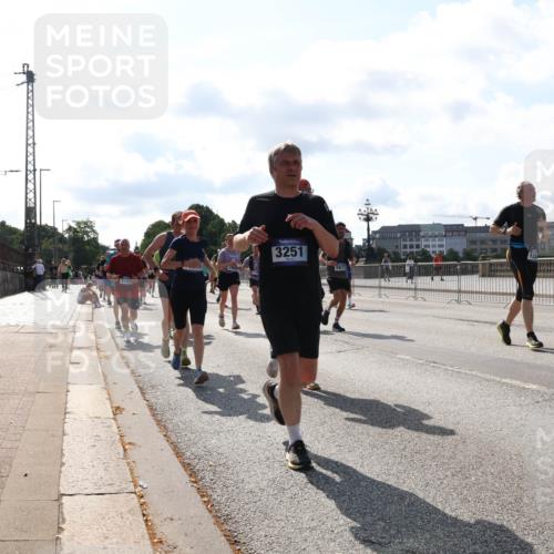 29.06.2025 - hella hamburg halbmarathon Lena Gebhardt http://msf.ph/oto/8279886 29.06.2025 09:58:02 Lombardsbrücke 3251, 1034, 1094, 1179, 1190, 1258, 1320, 1321, 1335, 1563, 1815, 1870, 2034, 2070, 2138, 2397, 2417, 2448, 2488, 2612, 2636, 2711, 2946, 3058, 3091, 3114, 3251, 3999, 4261, 4379, 4814, 4903, 5032, 5093, 5305, 5672, 5775, 5820, 5907, 6164, 6355, 6356, 6374, 6569, 6580, 6585, 6628, 6754, 6776, 6897, 7065, 7134, 7409, 7478, 7509, 7594, 7646, 7724, 7856, 7896, 7952, 7973, 7976, 8508, 8590, 9012, 9057, 9562, 9656 meine-sportfotos.de