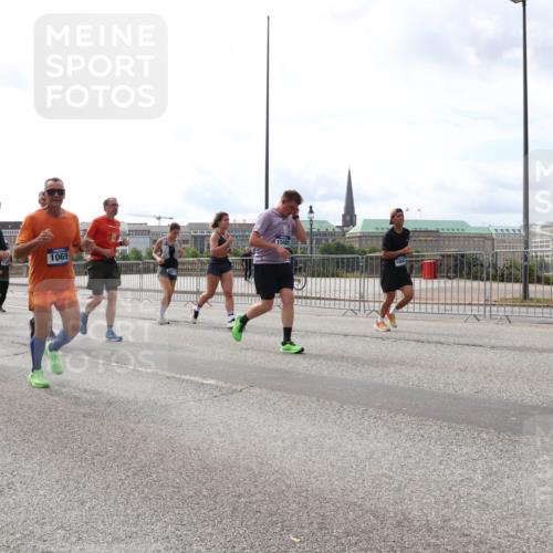 29.06.2025 - hella hamburg halbmarathon Lena Gebhardt http://msf.ph/oto/8279931 29.06.2025 10:20:27 Lombardsbrücke 1046, 14894, 1069, 17671, 15481, 1011, 1046, 1069, 1110, 1115, 1471, 1474, 2053, 2064, 2101, 2325, 2478, 2834, 3278, 3434, 3733, 3781, 3842, 4154, 4166, 4288, 4422, 4585, 4614, 4737, 4739, 4754, 4869, 5181, 5397, 5556, 5625, 5659, 5811, 5812, 5831, 5937, 6951, 7018, 7101, 7131, 7519, 7739, 7744, 7808, 8025, 8387, 8462, 8588, 8738, 9136, 9196, 9722, 9735, 9873, 10041, 10414, 10550, 10595, 10613, 10647, 10701, 10754, 11028, 11100, 11603, 11835, 11995 meine-sportfotos.de
