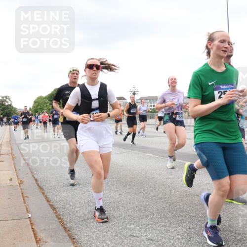 29.06.2025 - hella hamburg halbmarathon Lena Gebhardt http://msf.ph/oto/8279958 29.06.2025 10:54:53 Lombardsbrücke 5882, 1527, 25, 119, 1013, 1198, 1949, 2084, 2090, 2244, 2452, 2532, 2566, 2586, 2632, 3002, 3274, 3761, 3795, 3857, 4191, 4192, 4971, 5185, 5216, 5392, 5500, 5727, 5882, 5933, 5993, 6023, 6279, 6395, 6396, 6839, 6944, 6982, 7238, 7986, 8012, 8186, 9521, 9596, 10109, 10331, 10471, 10686, 11033, 11226, 11287, 11567, 11569, 11737, 11788, 11908, 12147, 12148, 12240, 12268, 12270, 12930, 13272, 13283, 13548, 13944, 13945, 13979, 13980, 14515 meine-sportfotos.de