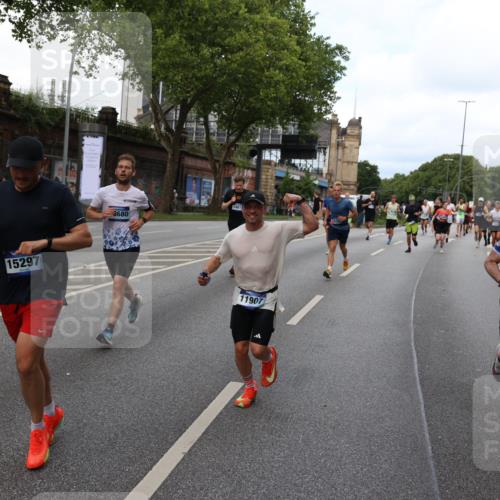 29.06.2025 - hella hamburg halbmarathon Yannick Fuchs http://msf.ph/oto/8280061 29.06.2025 10:37:24 20KM 1353, 1675, 1735, 2653, 4229, 4235, 5011, 5124, 5477, 9364, 9371, 9534, 9833, 10099, 10251, 11177, 11907, 12723, 12839, 13746, 13807, 14226, 14447, 14560, 14813, 15255, 15297, 15301, 15328, 15535, 15706, 15851, 15921, 16333, 16677, 17177, 17733, 17911, 18004, 18274, 18275, 18304, 18632, 18659, 18680, 18987 meine-sportfotos.de