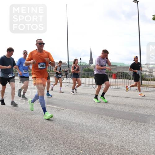 29.06.2025 - hella hamburg halbmarathon Lena Gebhardt http://msf.ph/oto/8280083 29.06.2025 10:20:28 Lombardsbrücke 1046, 1767, 5831, 1069, 1011, 1046, 1069, 1110, 1115, 1471, 1474, 2053, 2064, 2101, 2325, 2478, 2834, 3278, 3434, 3733, 3781, 3842, 4154, 4166, 4288, 4422, 4585, 4614, 4737, 4739, 4754, 4869, 5181, 5397, 5556, 5625, 5659, 5811, 5812, 5831, 5937, 6951, 7018, 7101, 7131, 7519, 7739, 7744, 7808, 8025, 8387, 8462, 8588, 8738, 8940, 9136, 9196, 9722, 9735, 9873, 10041, 10050, 10414, 10550, 10595, 10613, 10647, 10701, 10754, 11028, 11100, 11603, 11835, 11995 meine-sportfotos.de