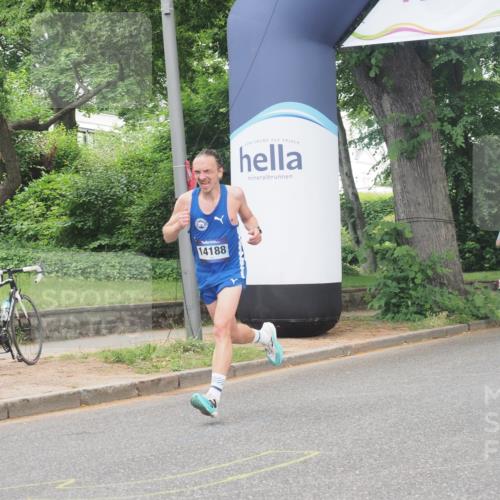 29.06.2025 - hella hamburg halbmarathon KatJ http://msf.ph/oto/8280130 29.06.2025 10:10:24 Zwischen KM18-KM19  meine-sportfotos.de