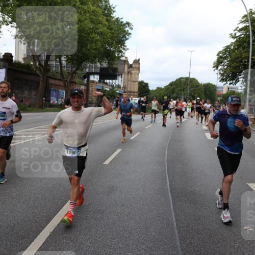 29.06.2025 - hella hamburg halbmarathon Yannick Fuchs http://msf.ph/oto/8280155 29.06.2025 10:37:25 20KM 1353, 1675, 1735, 2653, 4229, 4235, 5011, 5124, 5477, 9364, 9371, 9534, 10099, 10251, 11177, 11907, 12723, 12839, 13746, 13807, 14226, 14447, 14560, 14813, 15255, 15297, 15301, 15328, 15535, 15706, 15851, 15921, 16333, 16677, 17733, 17911, 18004, 18274, 18275, 18304, 18632, 18659, 18680, 18987 meine-sportfotos.de