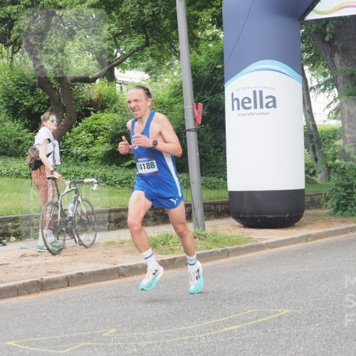 29.06.2025 - hella hamburg halbmarathon KatJ http://msf.ph/oto/8280221 29.06.2025 10:10:24 Zwischen KM18-KM19  meine-sportfotos.de