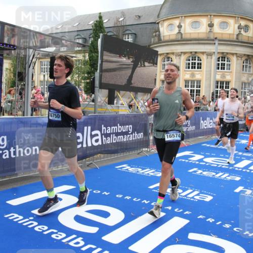 29.06.2025 - hella hamburg halbmarathon Michael Strokosch http://msf.ph/oto/8280262 29.06.2025 10:54:25 Ziel 1267, 1442, 3426, 4635, 6511, 6512, 8223, 8772, 11009, 11430, 12321, 12362, 13289, 13803, 15946, 16327, 16574, 16750, 16879, 17087, 17698, 18268, 19067 meine-sportfotos.de