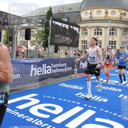29.06.2025 - hella hamburg halbmarathon Michael Strokosch http://msf.ph/oto/8280350 29.06.2025 10:54:25 Ziel 1267, 1442, 3426, 4635, 6511, 6512, 8223, 8772, 11009, 11430, 12321, 12362, 13289, 13803, 15946, 16327, 16574, 16750, 16879, 17087, 17698, 18268, 19067 meine-sportfotos.de