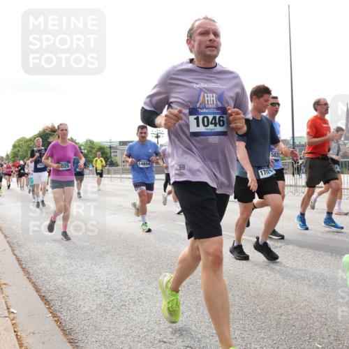29.06.2025 - hella hamburg halbmarathon Lena Gebhardt http://msf.ph/oto/8280359 29.06.2025 10:20:28 Lombardsbrücke 11835, 025, 14894, 1046, 1761, 5831, 1069, 1011, 1046, 1069, 1110, 1115, 1471, 1474, 2053, 2064, 2101, 2325, 2478, 2834, 3278, 3434, 3733, 3781, 3842, 4154, 4166, 4288, 4422, 4585, 4614, 4737, 4739, 4754, 4869, 5181, 5397, 5556, 5625, 5659, 5811, 5812, 5831, 5937, 6951, 7018, 7101, 7131, 7519, 7739, 7744, 7808, 8025, 8387, 8462, 8588, 8738, 8940, 9136, 9196, 9722, 9735, 9873, 10041, 10050, 10414, 10550, 10595, 10613, 10647, 10701, 10754, 11028, 11100, 11603, 11835, 11995 meine-sportfotos.de