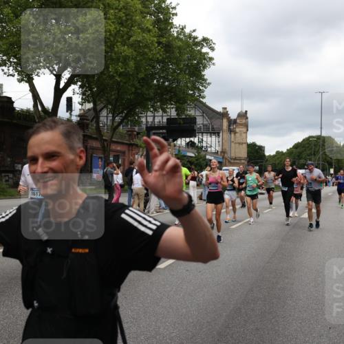29.06.2025 - hella hamburg halbmarathon Yannick Fuchs http://msf.ph/oto/8280361 29.06.2025 10:49:41 20KM 1179, 1193, 1834, 2612, 3058, 3668, 4951, 5643, 5672, 6569, 6591, 6924, 7147, 7594, 7742, 7976, 8255, 8573, 8639, 9361, 9562, 10582, 11039, 12196, 12545, 13234, 13236, 13474, 14365, 15184, 15484, 15584, 15818, 15884, 16176, 16213, 16375, 16401, 16521, 16786, 17133, 17259, 17615, 17640, 17642, 17734, 17940, 18064, 18212, 18290, 18325, 18340, 18495, 18741, 18746, 18835, 19120, 19152 meine-sportfotos.de