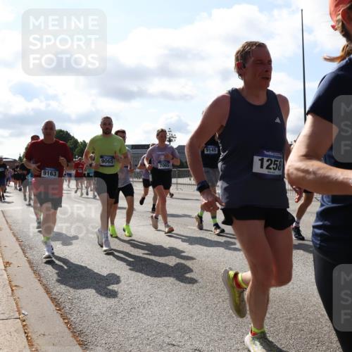29.06.2025 - hella hamburg halbmarathon Lena Gebhardt http://msf.ph/oto/8280371 29.06.2025 09:58:04 Lombardsbrücke 9163, 9065, 7065, 9145, 1258, 1034, 1094, 1179, 1190, 1258, 1320, 1321, 1335, 1563, 1815, 1870, 2034, 2070, 2138, 2397, 2417, 2448, 2488, 2612, 2636, 2711, 2946, 3058, 3091, 3114, 3251, 3999, 4379, 4814, 4903, 5032, 5093, 5305, 5672, 5775, 6164, 6272, 6355, 6356, 6374, 6569, 6580, 6585, 6628, 6754, 6776, 6897, 7065, 7134, 7409, 7478, 7509, 7594, 7646, 7724, 7856, 7896, 7952, 7973, 7976, 8154, 8508, 8590, 9012, 9057, 9562, 9656, 10084 meine-sportfotos.de