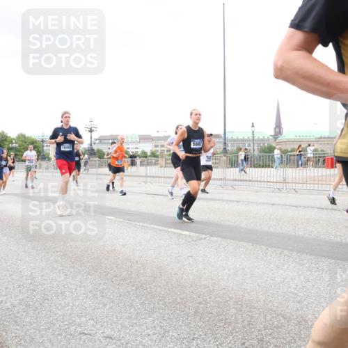 29.06.2025 - hella hamburg halbmarathon Lena Gebhardt http://msf.ph/oto/8280608 29.06.2025 10:54:54 Lombardsbrücke 10471, 16443, 5882, 1013, 1198, 2084, 2090, 2244, 2452, 2532, 2566, 2586, 2632, 3002, 3274, 3761, 3795, 3857, 4191, 4192, 4971, 5185, 5216, 5392, 5500, 5727, 5882, 5933, 5993, 6023, 6279, 6395, 6396, 6839, 6944, 6982, 7238, 7986, 8012, 8186, 9521, 9596, 10109, 10331, 10471, 10686, 11033, 11226, 11287, 11567, 11569, 11737, 11788, 11908, 12147, 12148, 12240, 12268, 12270, 12930, 13272, 13283, 13548, 13944, 13945, 13979, 13980, 14515 meine-sportfotos.de