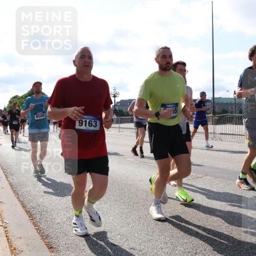 29.06.2025 - hella hamburg halbmarathon Lena Gebhardt http://msf.ph/oto/8280621 29.06.2025 09:58:05 Lombardsbrücke 7509, 6580, 9163, 9145, 1034, 1094, 1179, 1190, 1258, 1320, 1321, 1335, 1563, 1815, 1870, 2034, 2070, 2138, 2397, 2417, 2448, 2488, 2612, 2636, 2711, 2946, 3058, 3091, 3114, 3251, 3999, 4379, 4814, 4903, 5032, 5093, 5305, 5672, 5721, 5775, 6164, 6272, 6355, 6356, 6374, 6569, 6580, 6585, 6628, 6754, 6776, 6897, 7065, 7134, 7409, 7478, 7509, 7594, 7646, 7724, 7856, 7896, 7952, 7973, 7976, 8154, 8508, 8590, 9012, 9057, 9562, 9656, 10084 meine-sportfotos.de