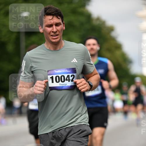 29.06.2025 - hella hamburg halbmarathon Dr. Thomas Lammeyer http://msf.ph/oto/8280689 29.06.2025 10:15:46 Kennedybrücke 1062, 1790, 2661, 3837, 5254, 6966, 7370, 7474, 7571, 8368, 9119, 9254, 10042, 10428 meine-sportfotos.de