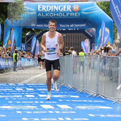 29.06.2025 - hella hamburg halbmarathon Strokosch-Dieckow http://msf.ph/oto/8280752 29.06.2025 10:22:40 Ziel 2618, 3720, 18897 meine-sportfotos.de