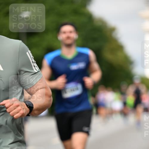 29.06.2025 - hella hamburg halbmarathon Dr. Thomas Lammeyer http://msf.ph/oto/8280763 29.06.2025 10:15:46 Kennedybrücke 1062, 1790, 2661, 3837, 5254, 6966, 7370, 7474, 7571, 8368, 9119, 9254, 10042, 10428 meine-sportfotos.de
