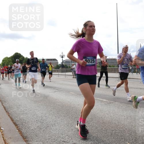29.06.2025 - hella hamburg halbmarathon Lena Gebhardt http://msf.ph/oto/8280764 29.06.2025 10:20:30 Lombardsbrücke 11835, 7131, 10647, 3025, 12056, 14894, 1011, 1046, 1069, 1471, 1474, 2053, 2064, 2101, 2325, 2478, 2834, 3278, 3434, 3733, 3781, 3842, 4154, 4166, 4288, 4422, 4585, 4614, 4737, 4739, 4754, 4869, 5181, 5556, 5625, 5659, 5811, 5812, 5831, 5937, 6608, 6951, 7018, 7101, 7131, 7519, 7739, 7744, 8025, 8387, 8462, 8588, 8738, 8940, 9136, 9196, 9722, 9735, 9873, 10041, 10050, 10350, 10414, 10550, 10595, 10613, 10647, 10701, 10754, 11028, 11100, 11603, 11835, 11995 meine-sportfotos.de