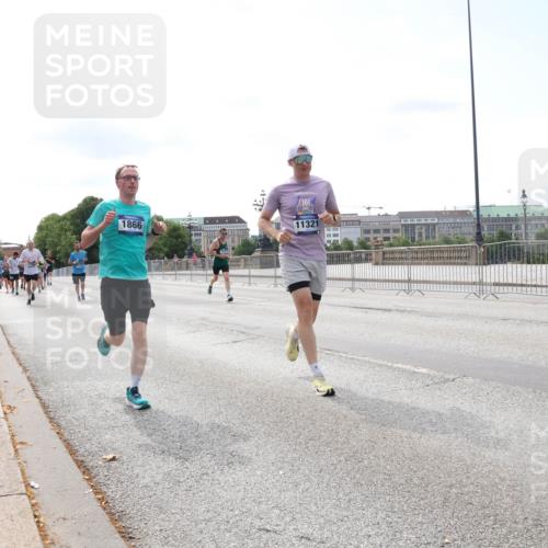 29.06.2025 - hella hamburg halbmarathon Lena Gebhardt http://msf.ph/oto/8280846 29.06.2025 10:11:35 Lombardsbrücke 1328, 1531, 1723, 1866, 1992, 3363, 3837, 4227, 5254, 5379, 5605, 7271, 7571, 8115, 8171, 8206, 8207, 8368, 8561, 8807, 8810, 9119, 9191, 9428, 10042, 10196, 10372, 10428, 11149, 11321, 11507, 11755, 12286, 12473, 13177, 13203, 13603, 13939, 14008, 14149, 14384, 15009, 15252, 15797, 15908, 15945, 16383, 17080, 17142, 17638, 17774, 17787, 17866, 18278, 18382, 19172, 19241 meine-sportfotos.de