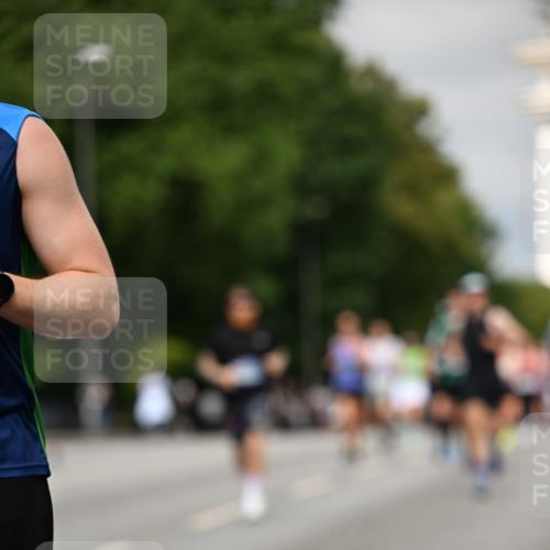 29.06.2025 - hella hamburg halbmarathon Dr. Thomas Lammeyer http://msf.ph/oto/8280848 29.06.2025 10:15:47 Kennedybrücke 1062, 1790, 2661, 3746, 3837, 5254, 6966, 7370, 7474, 7571, 8368, 9119, 9254, 10042, 10428 meine-sportfotos.de