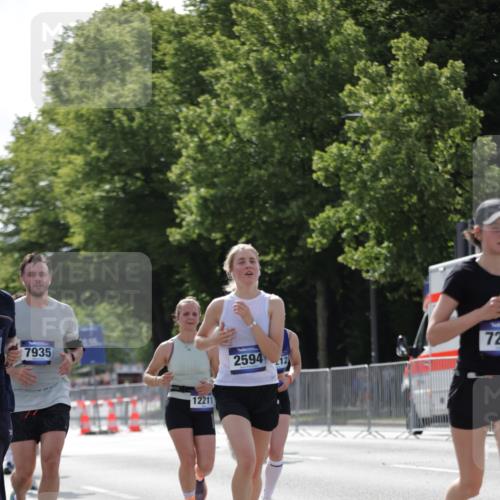 29.06.2025 - hella hamburg halbmarathon Jannik Wohlers http://msf.ph/oto/8280903 29.06.2025 10:02:52 Lombardsbrücke 1114, 1135, 1138, 1414, 1450, 2594, 2619, 2780, 2782, 3572, 4511, 6208, 6453, 7210, 7211, 7290, 7706, 7935, 9439, 9453, 10824, 11556, 12169, 12177, 12211, 12212, 12843, 13036, 13474, 13664, 13732, 13857, 13874, 14225, 14493, 16355, 16605, 17096, 18028 meine-sportfotos.de
